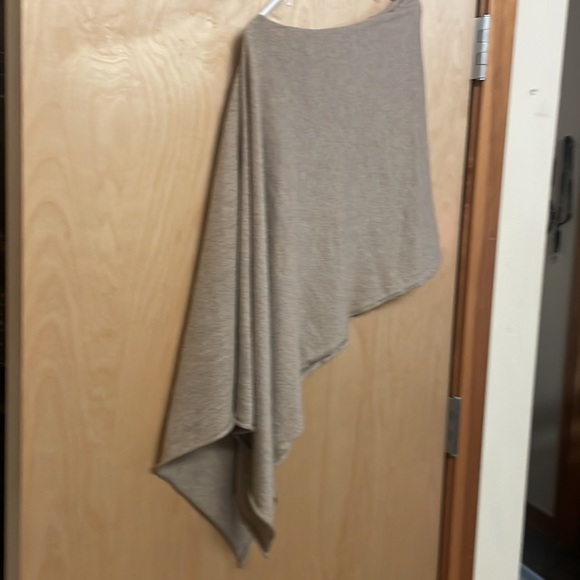 Lux Collexion luxury connected shall. Contains 30% cashmere. Very soft and warm. - Picture 7 of 11